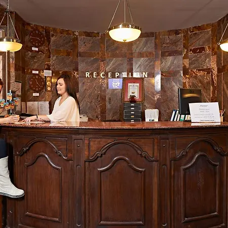 Хотел The Castle 3*